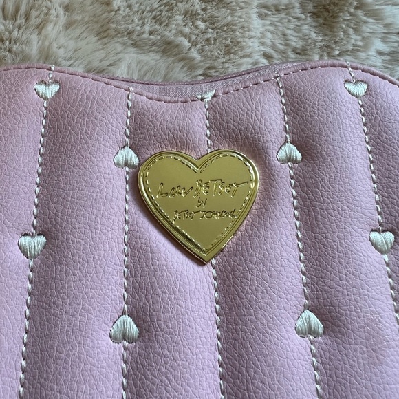 New w/o tags! Luv Betsey By Betsey Johnson Heart Wristlet - Picture 3 of 5